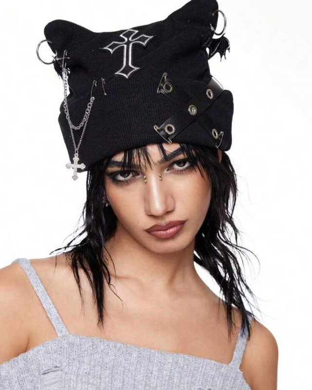 Gorro con diseño de cruces estilo punk