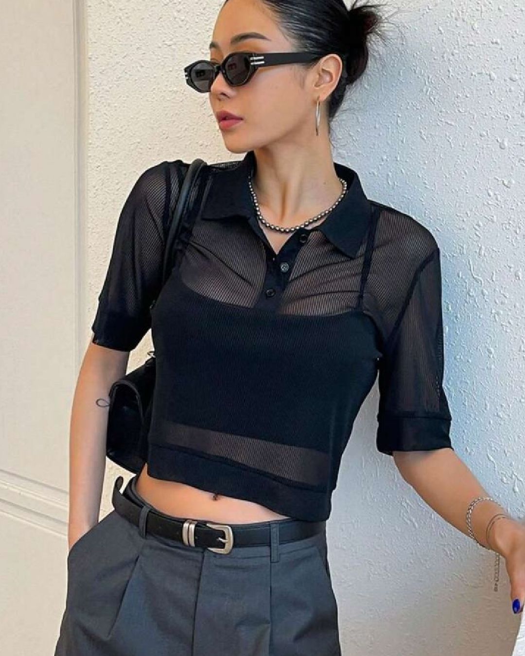 Top de malla con botones y cuello tipo camisa