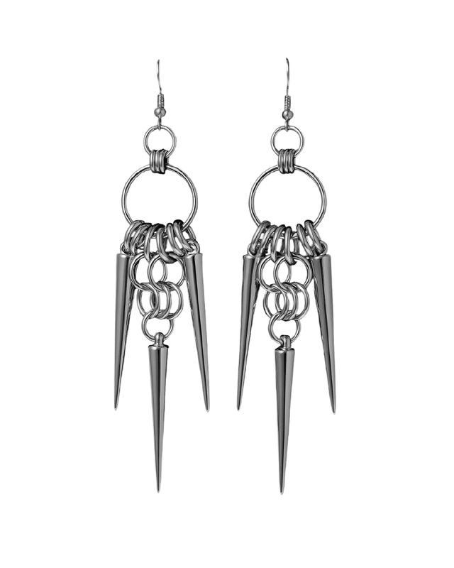Aretes largos con púas en las puntas