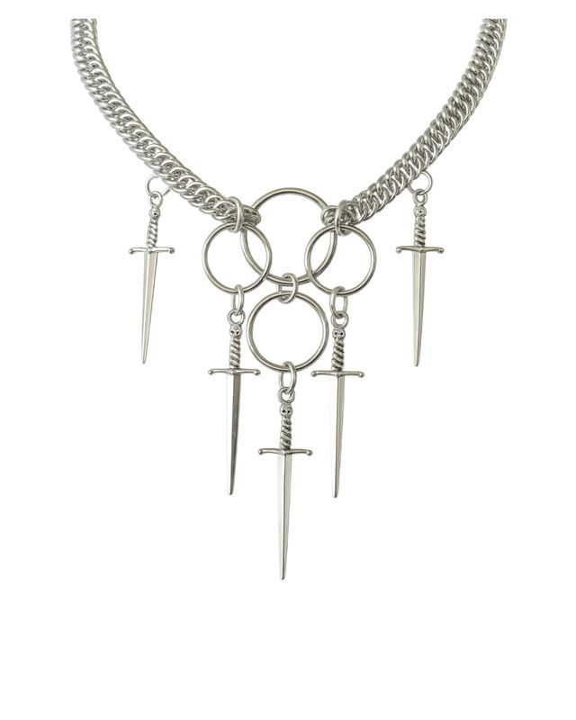Collar en capas con diseño de espadas