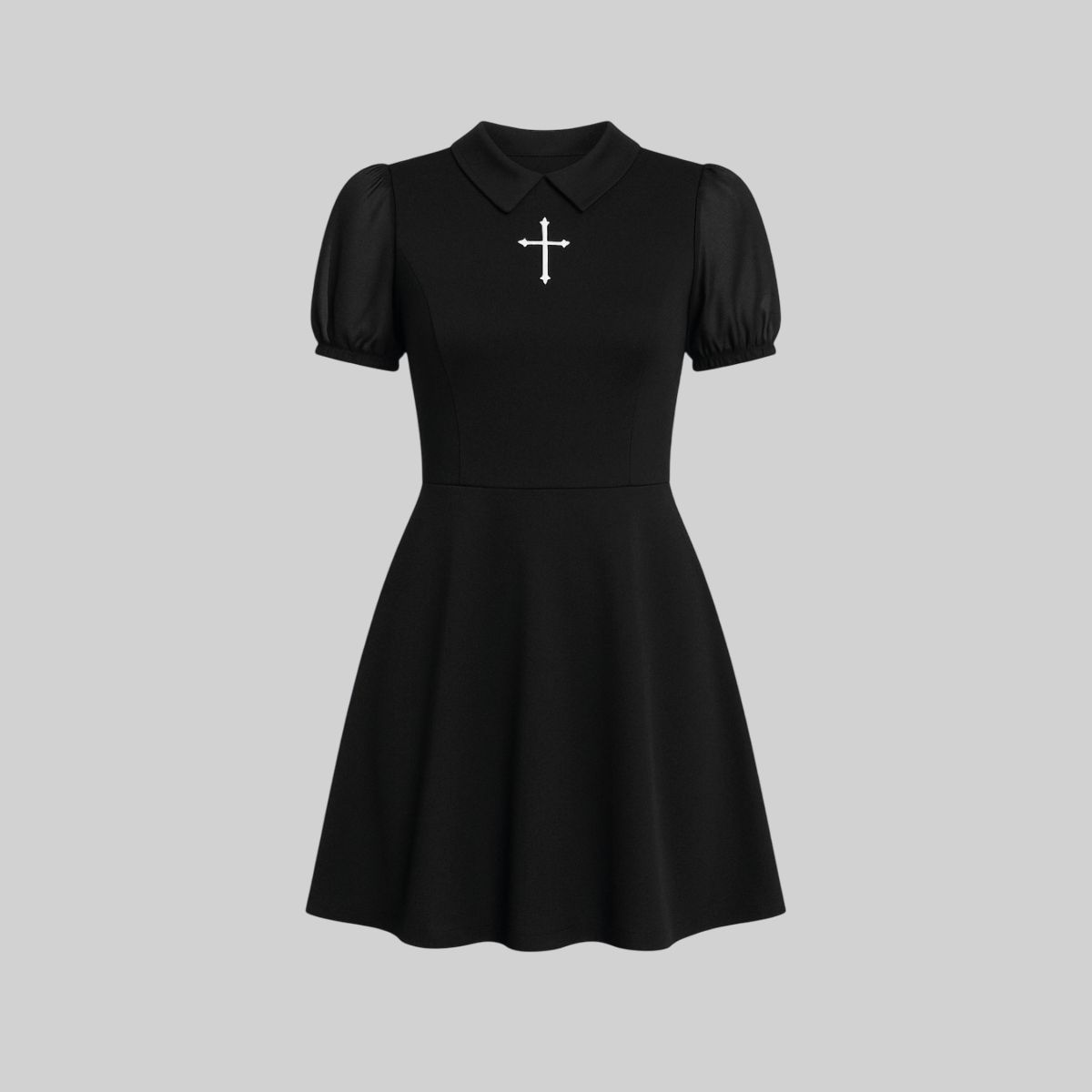 Vestido corto con cuello redondo y detalles góticos