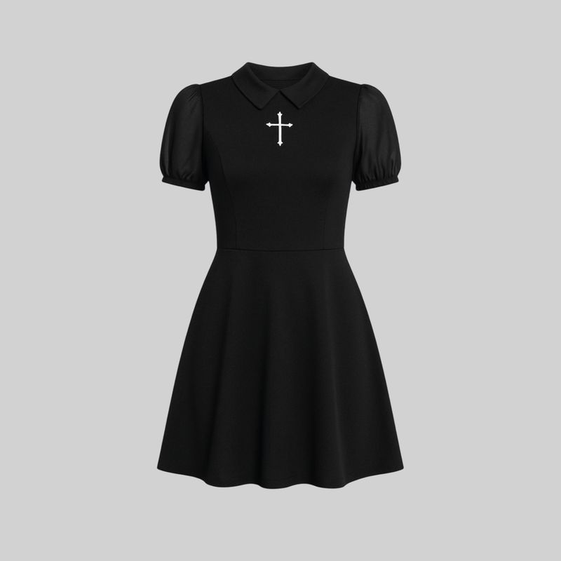 Vestido corto con cuello redondo y detalles góticos