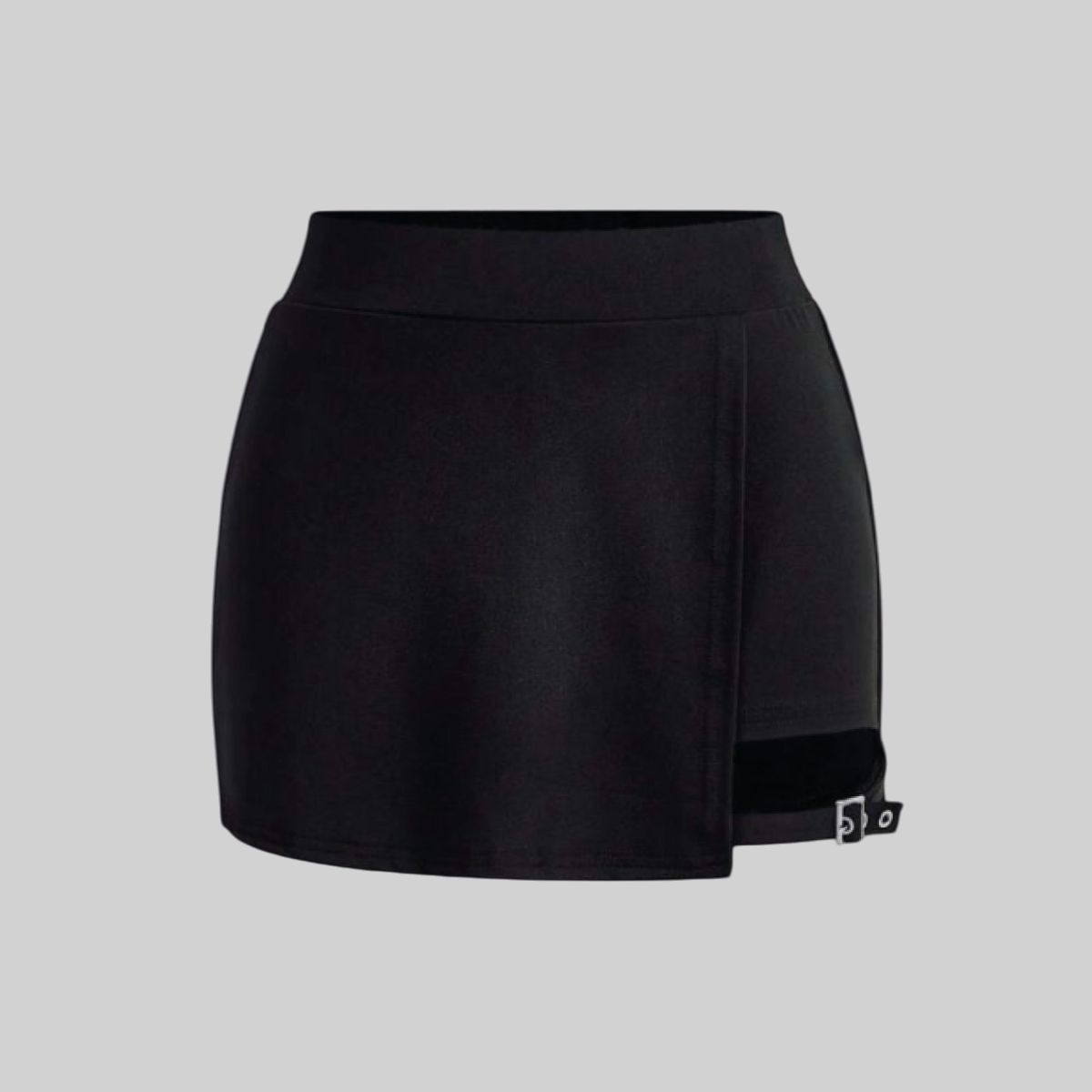 Falda corta estilo short con hebilla decorativa