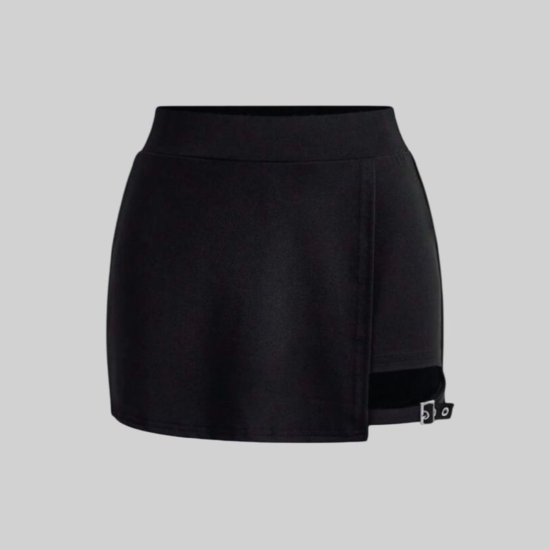 Falda corta estilo short con hebilla decorativa