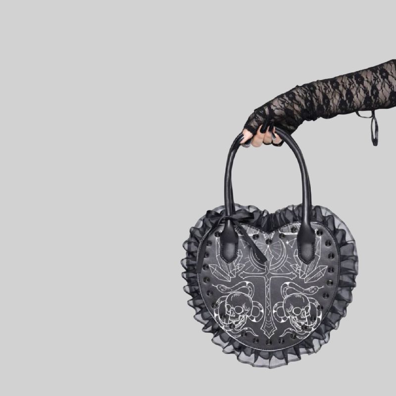 Bolso corazón con estampado de calavera
