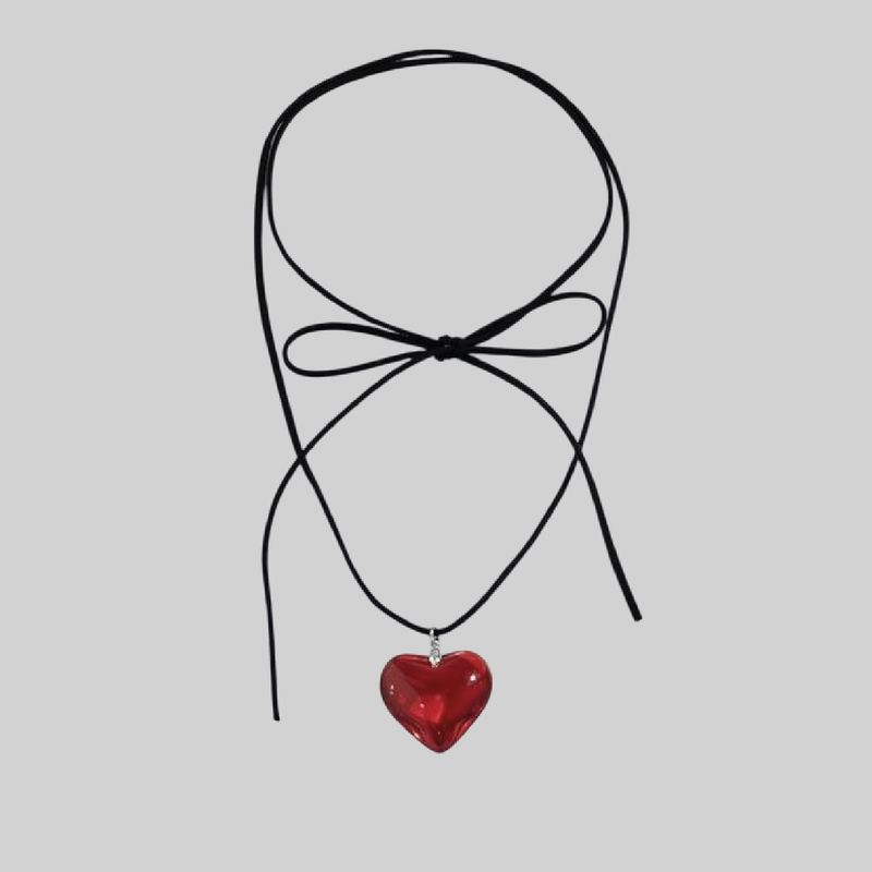 Collar de corazón rojo