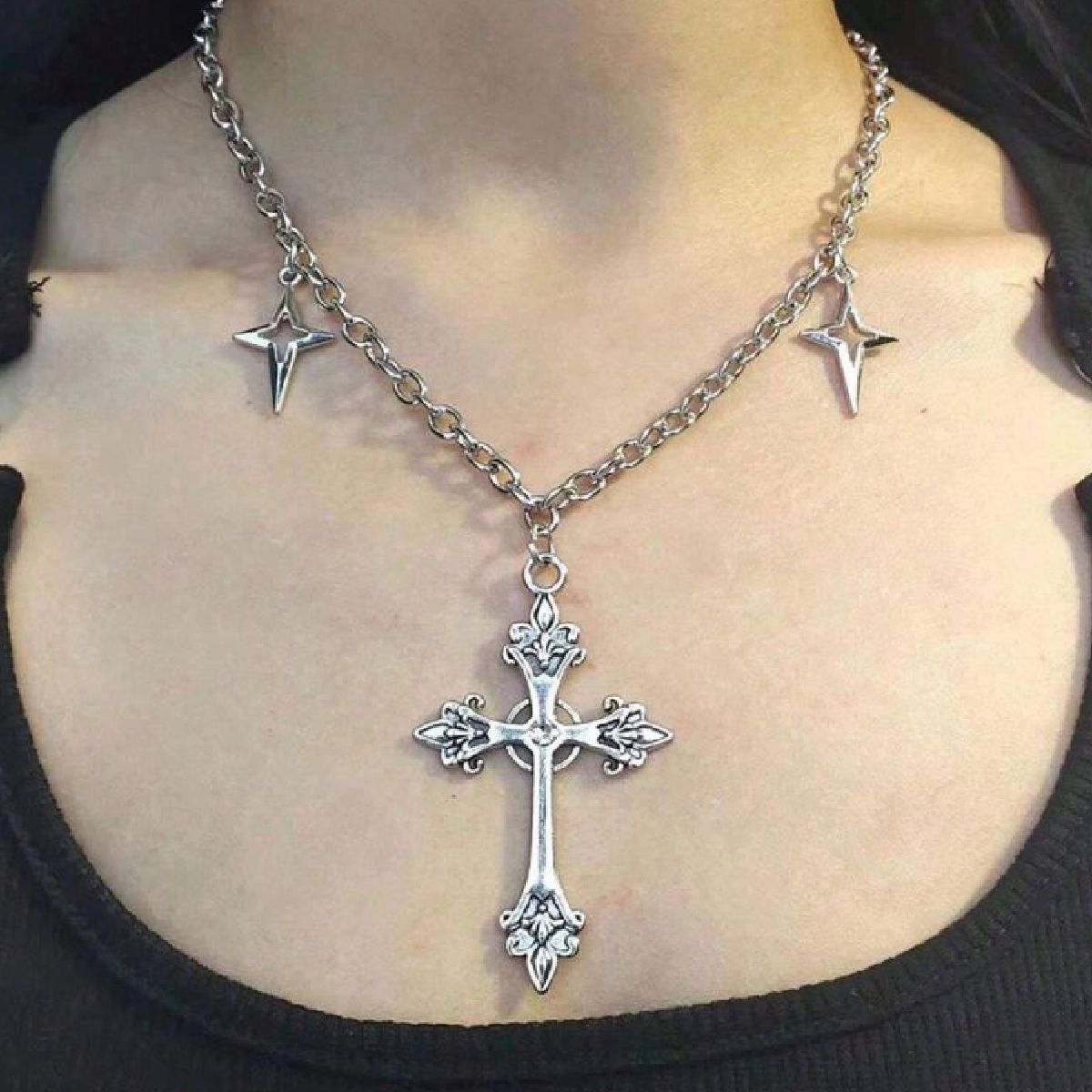 Collar de cruz con estrellas