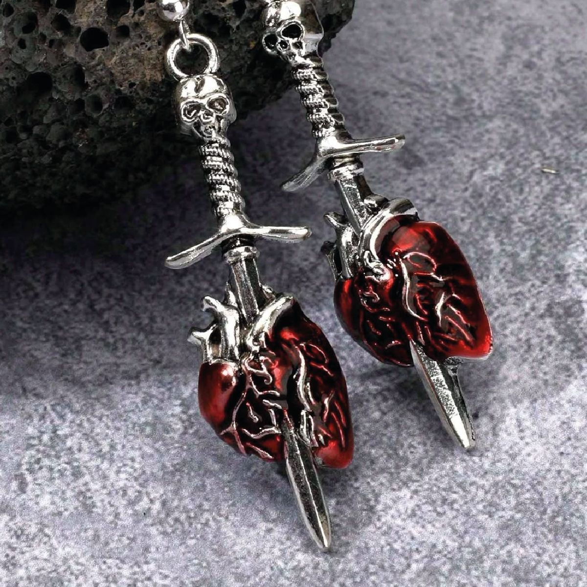 Aretes de corazón y espada