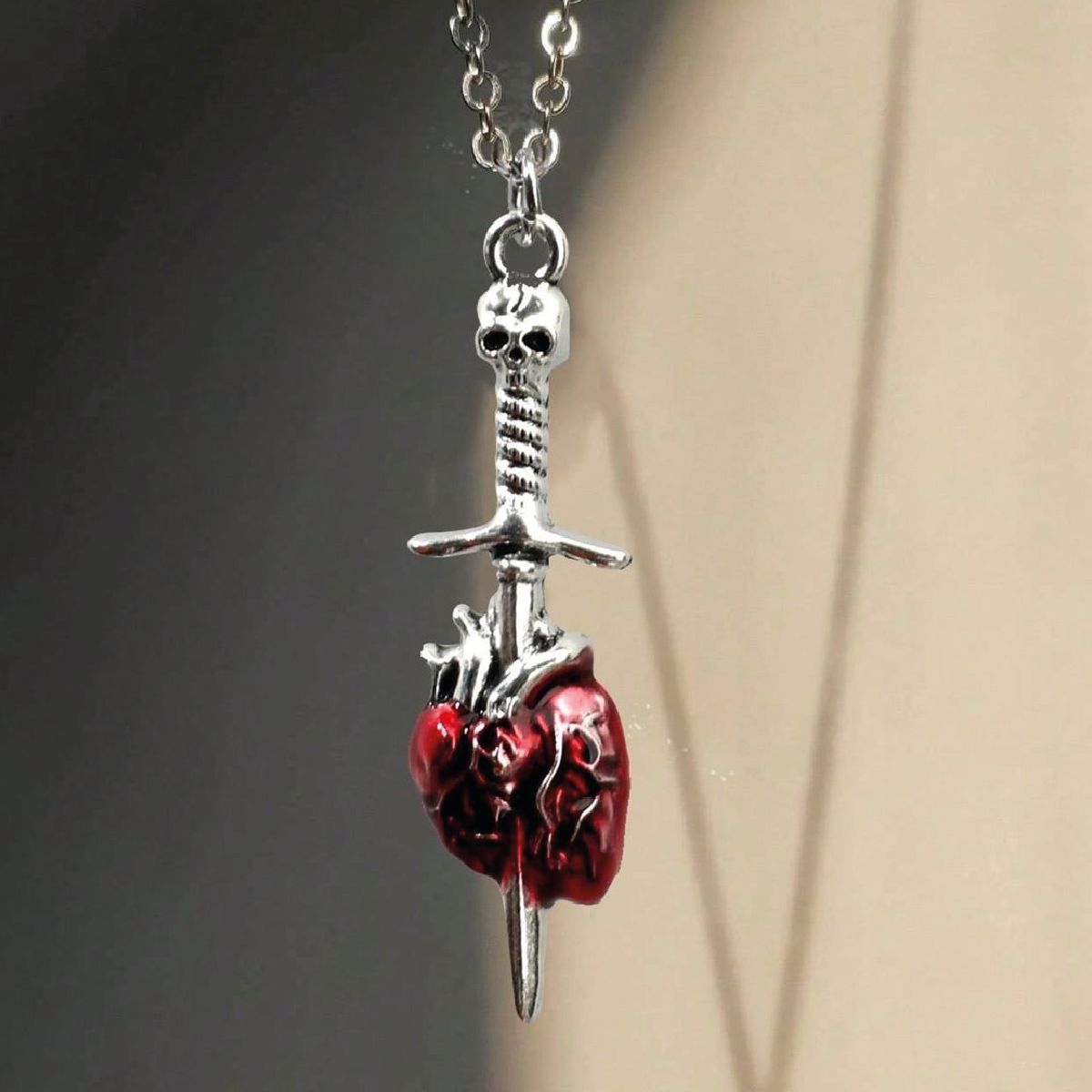 Collar de corazón y espada