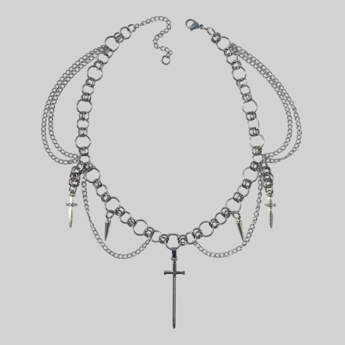 Collar en capas con diseño de púas