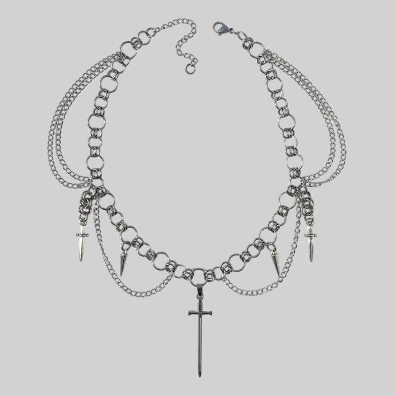 Collar en capas con diseño de púas