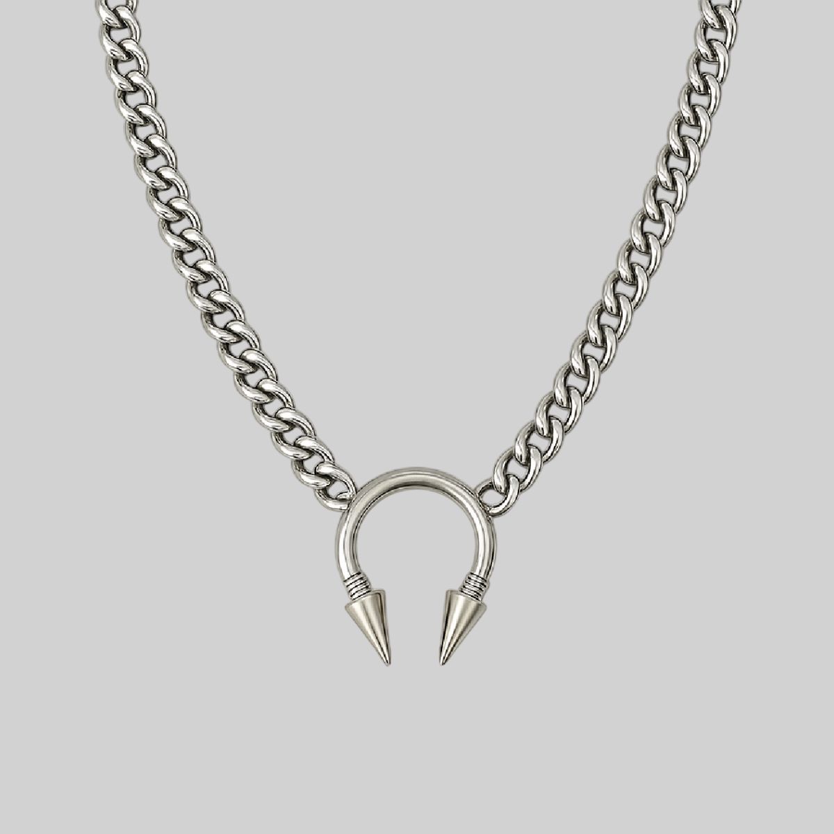Collar con dije industrial y púas
