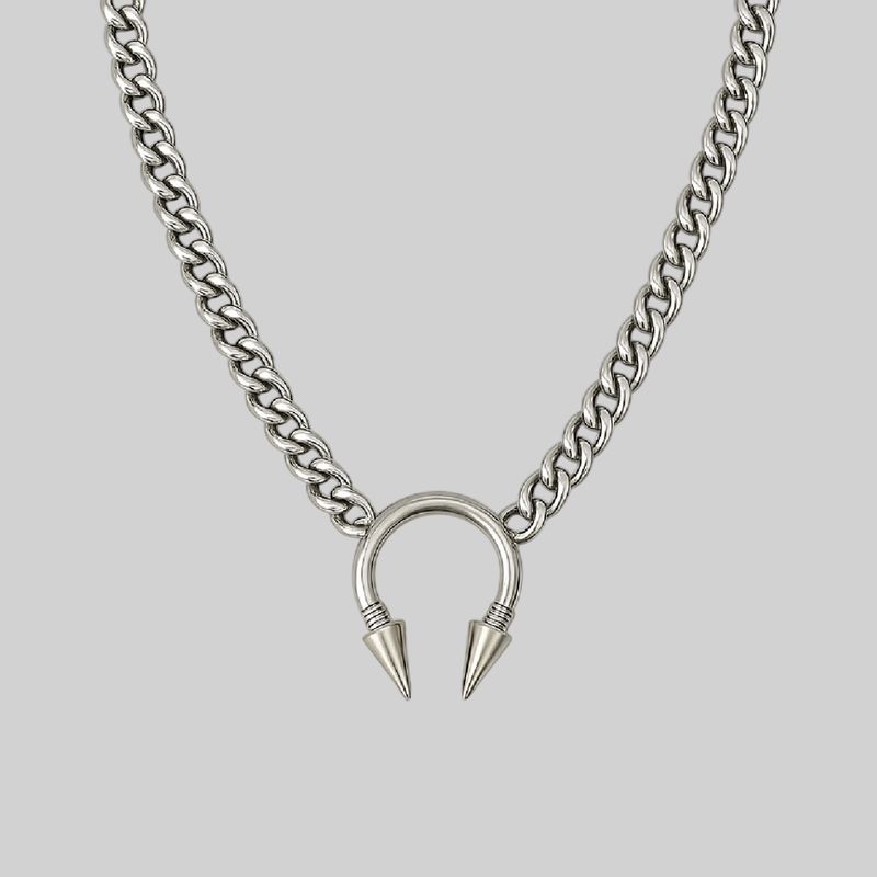 Collar con dije industrial y púas