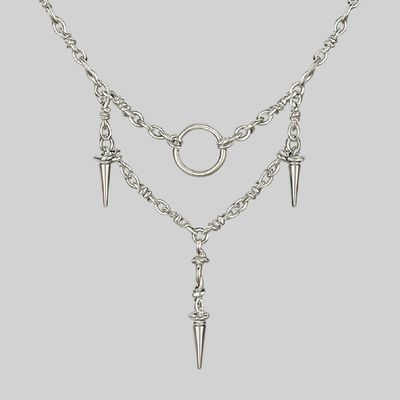 Collar en capas industrial con púas y dijes