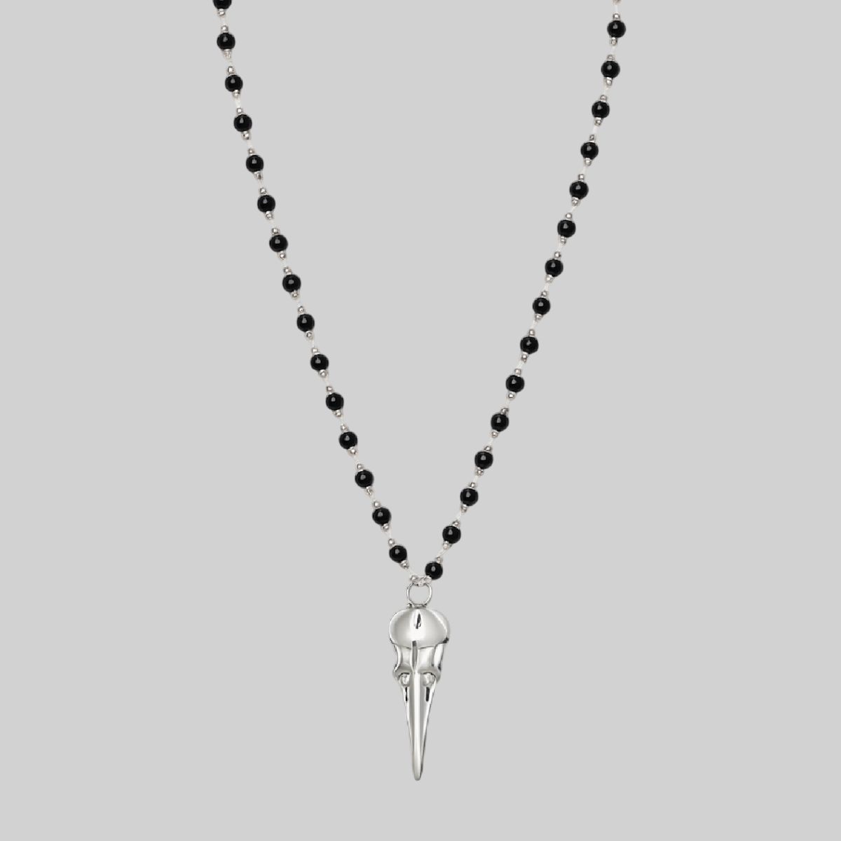 Collar de perlas negras con dije de calavera de pájaro