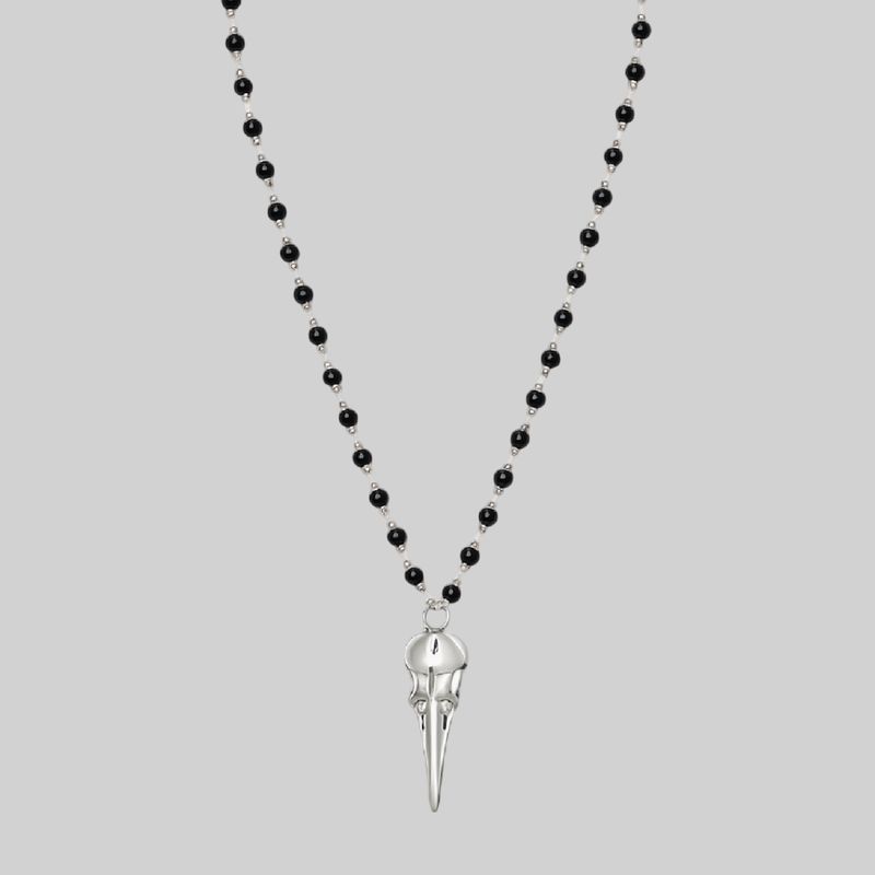 Collar de perlas negras con dije de calavera de pájaro