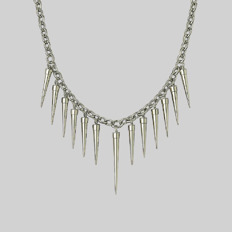 Collar con púas de diferentes tamaños