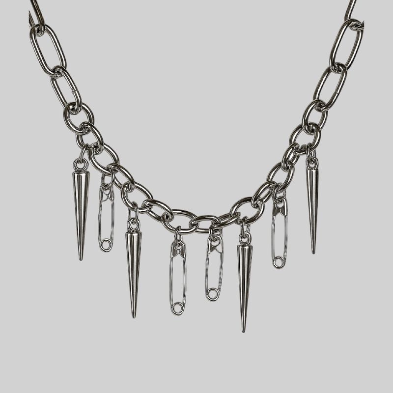 Cadena con púas y ganchos