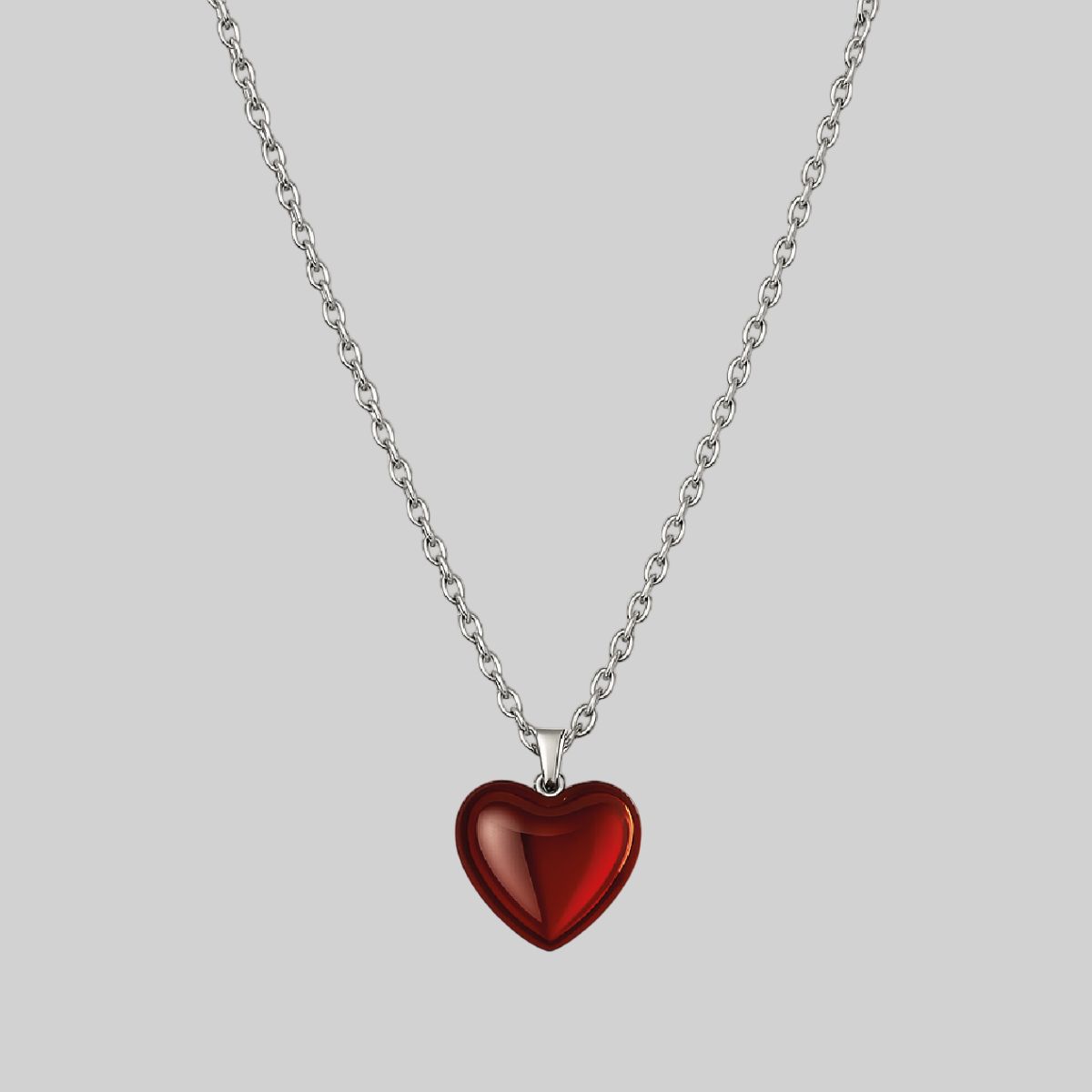 Collar de cadena delgada con corazón rojo