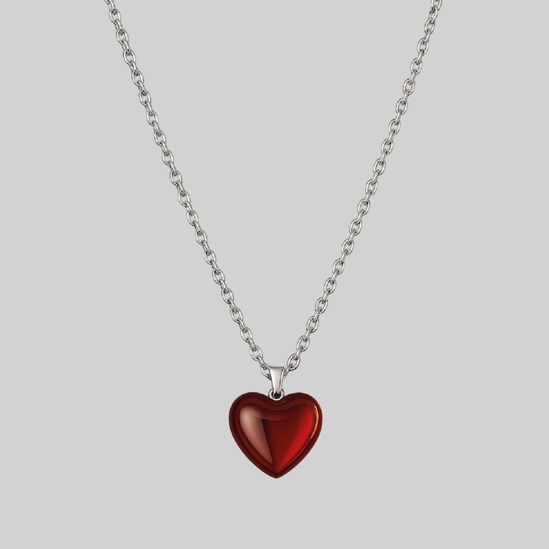 Collar de cadena delgada con corazón rojo