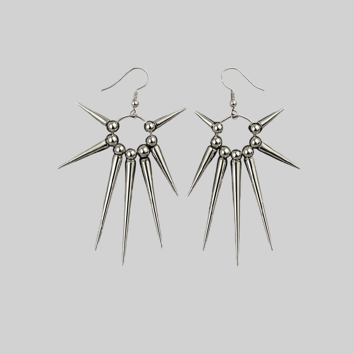 Aretes redondos con púas de diferentes tamaños