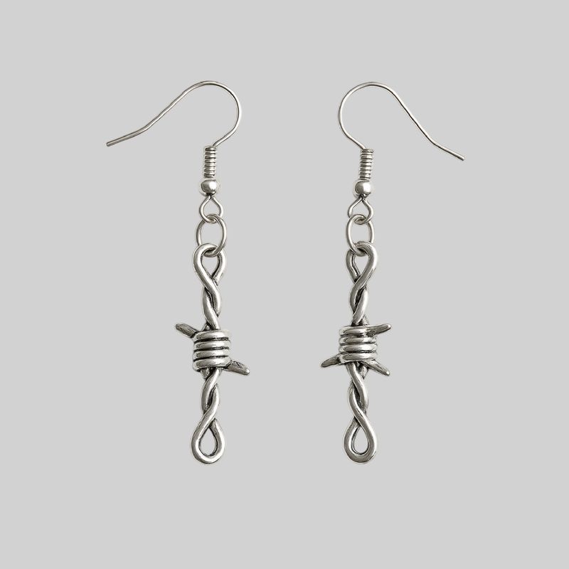 Aretes de púas metálicas