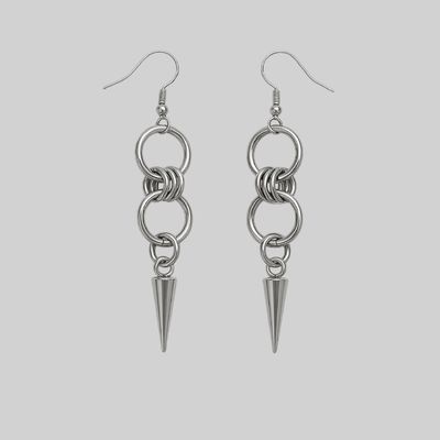 Aretes largos de púas