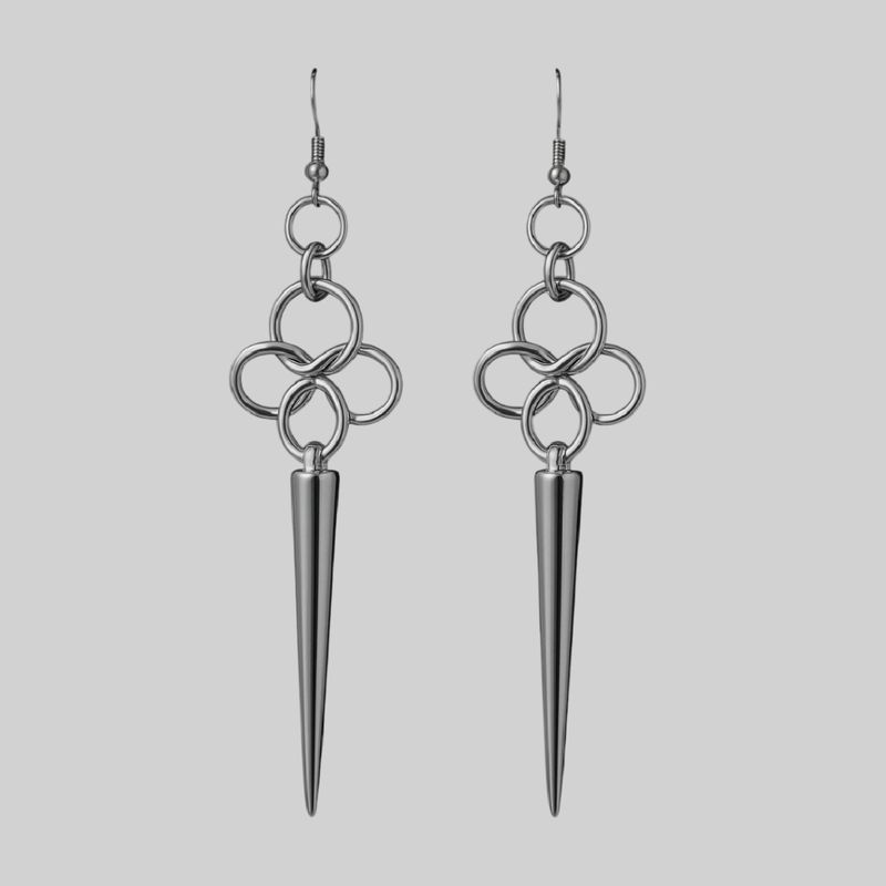 Aretes largos con diseño de círculos y púas