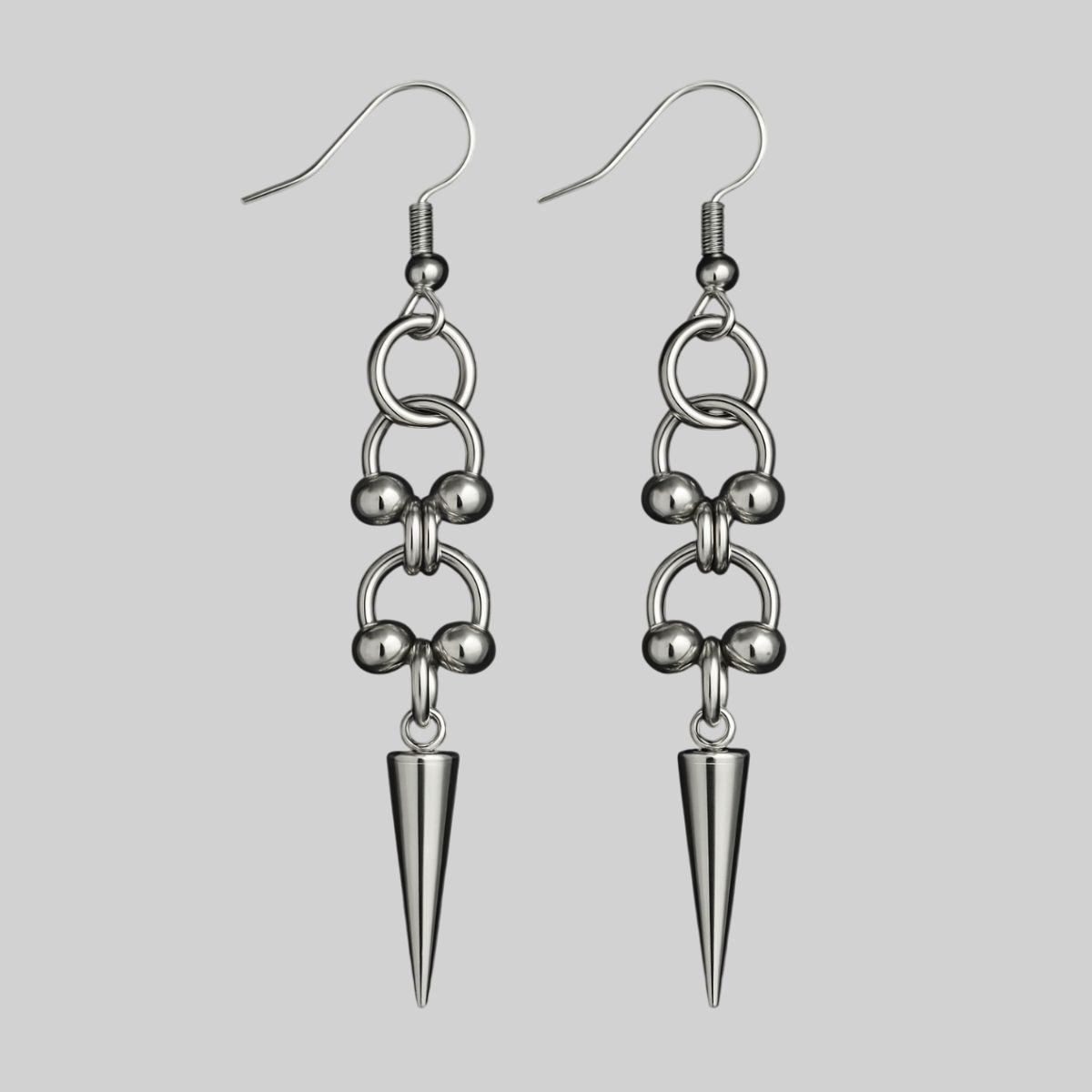 Aretes largos con diseño de bolitas