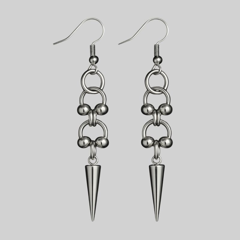 Aretes largos con diseño de bolitas