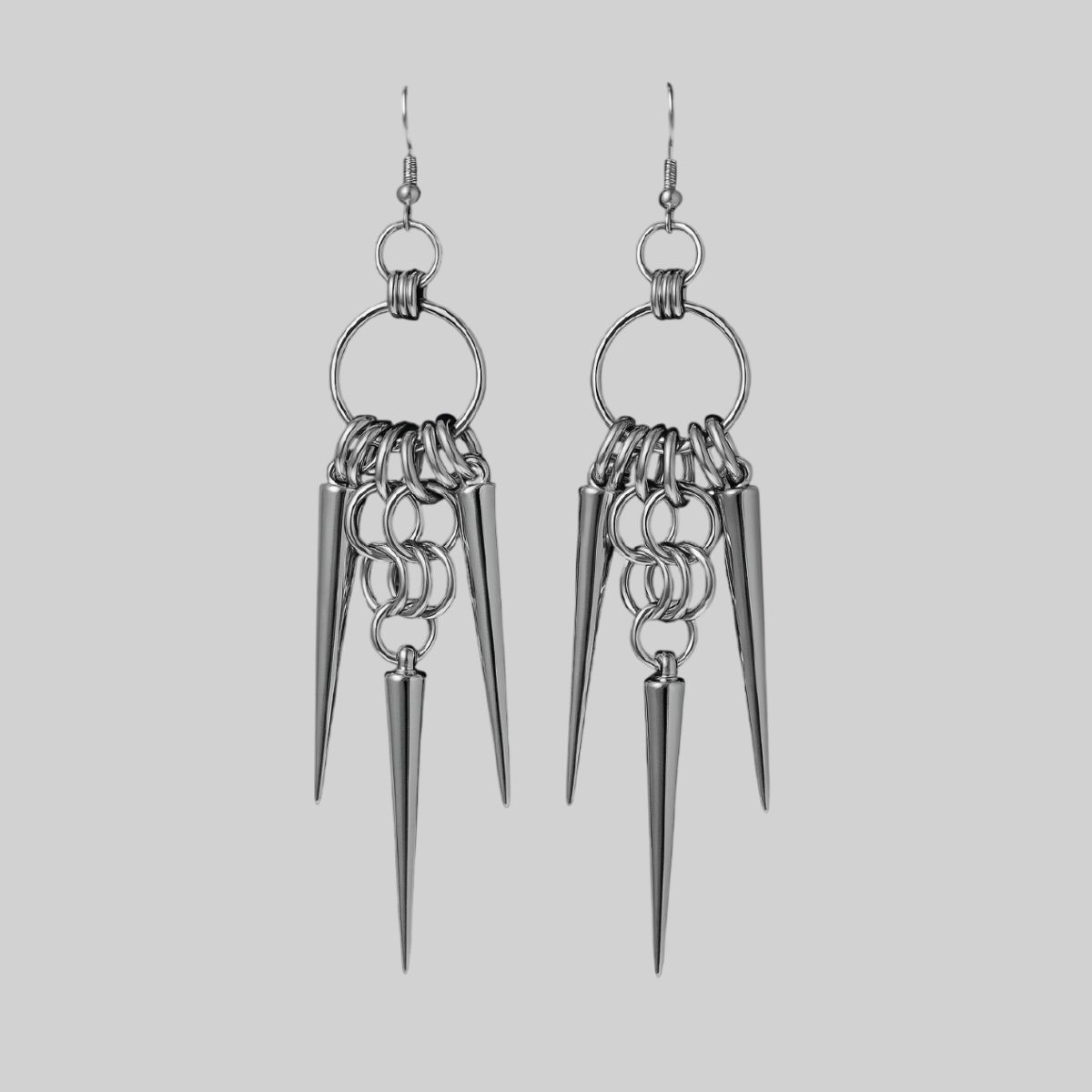 Aretes largos con púas en las puntas