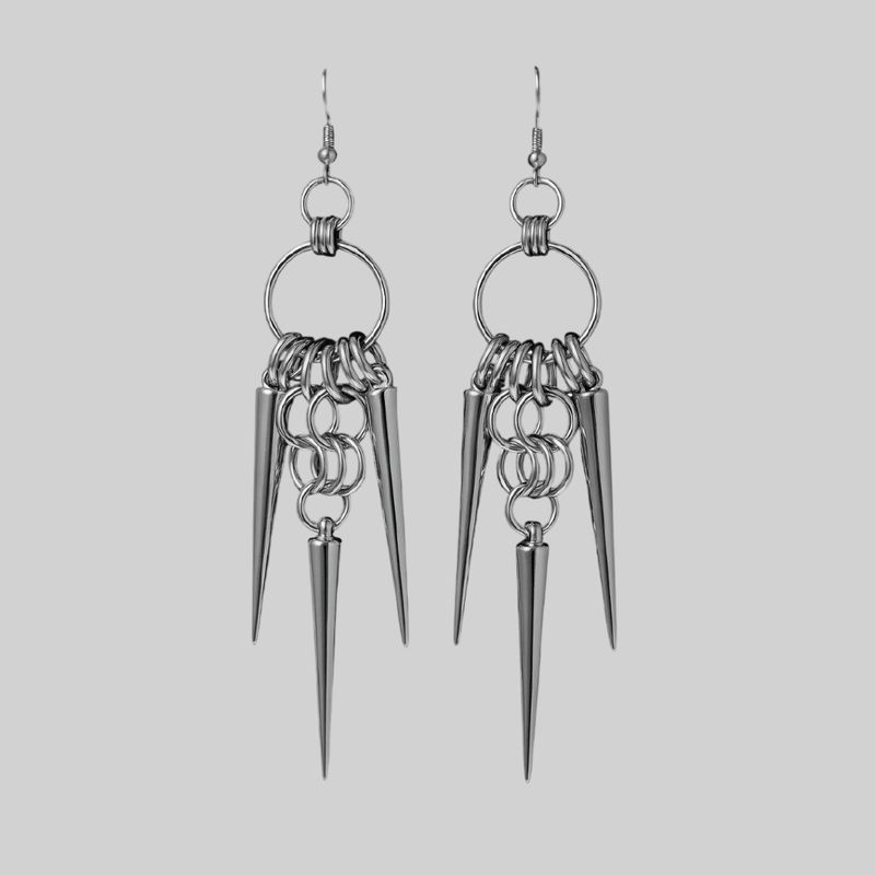 Aretes largos con púas en las puntas