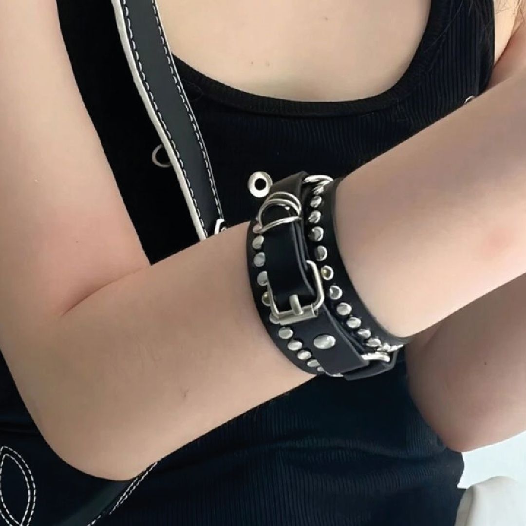 Pulsera con remaches