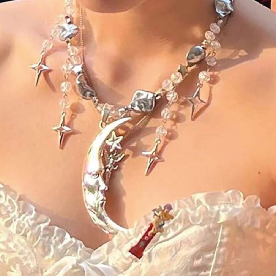 Collar de luna gigante