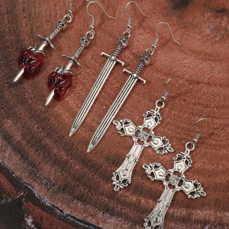 Set de aretes (corazón, cruces y espadas)