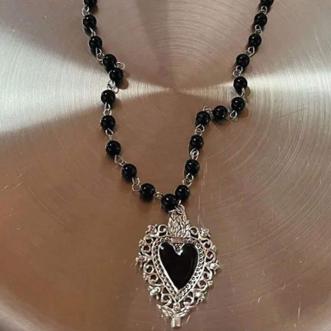 Collar perlas negras + corazón