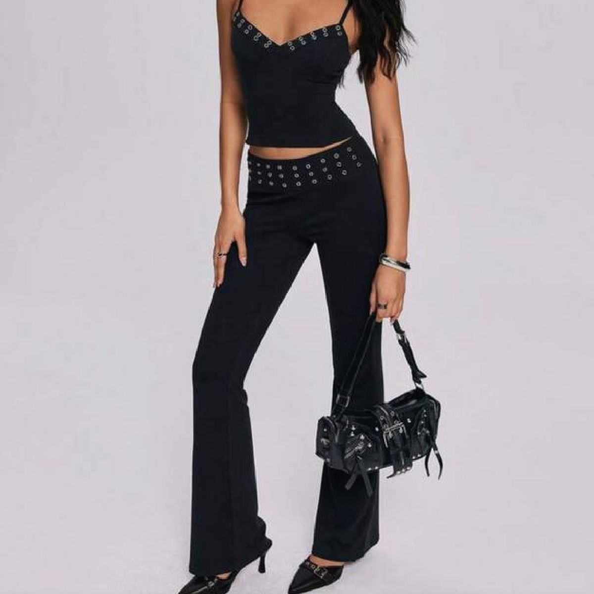 Pantalón flared con remaches