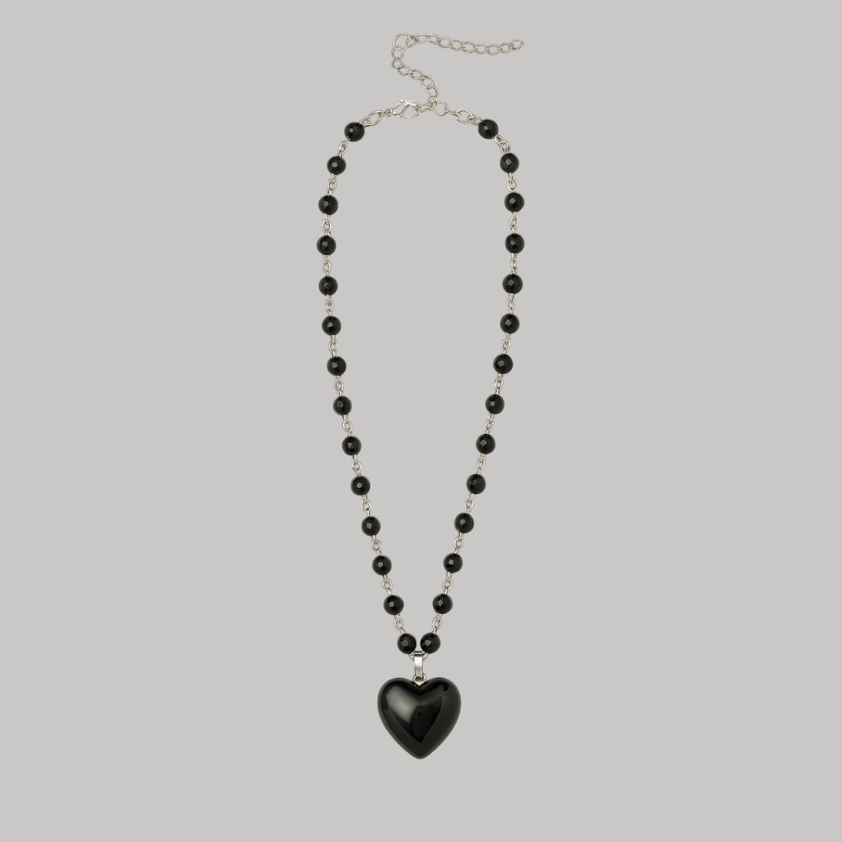 Collar de perlas negras con corazón negro