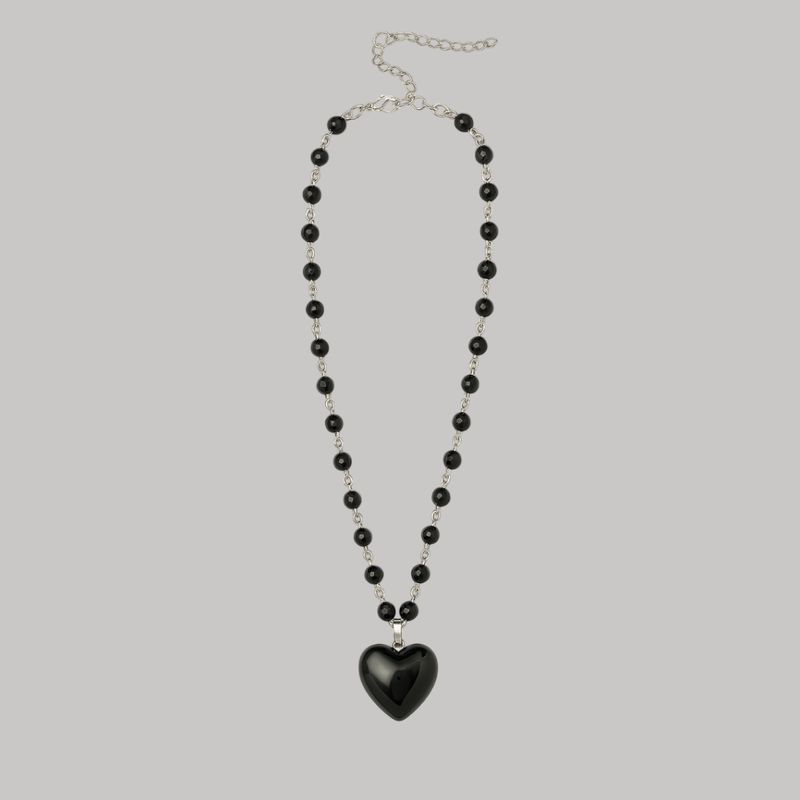 Collar de perlas negras con corazón negro