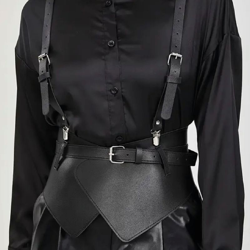 Cinturilla estilo arnés con cinturón