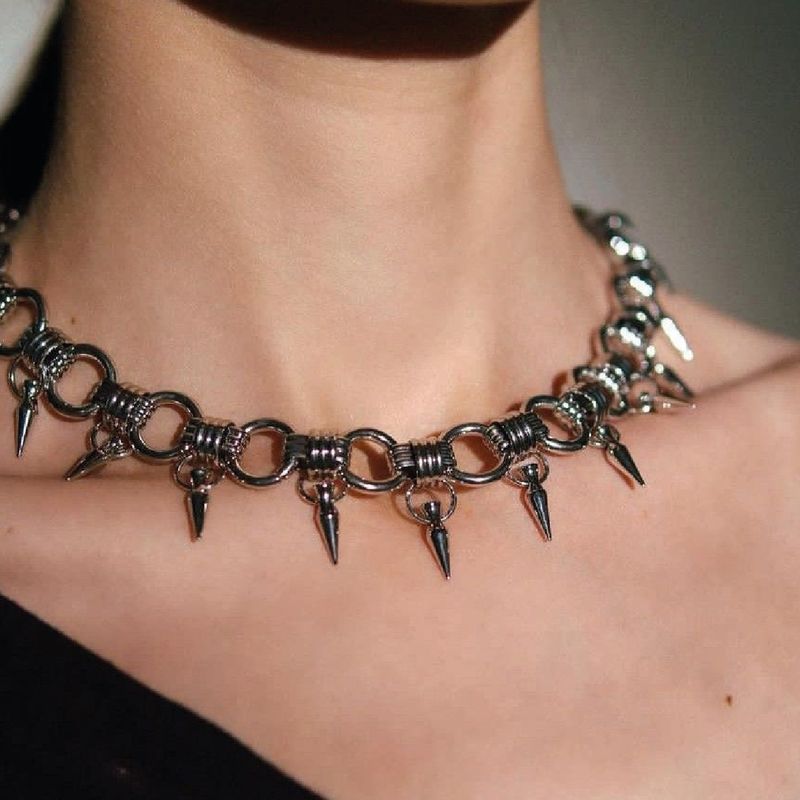 Choker con diseño de púas