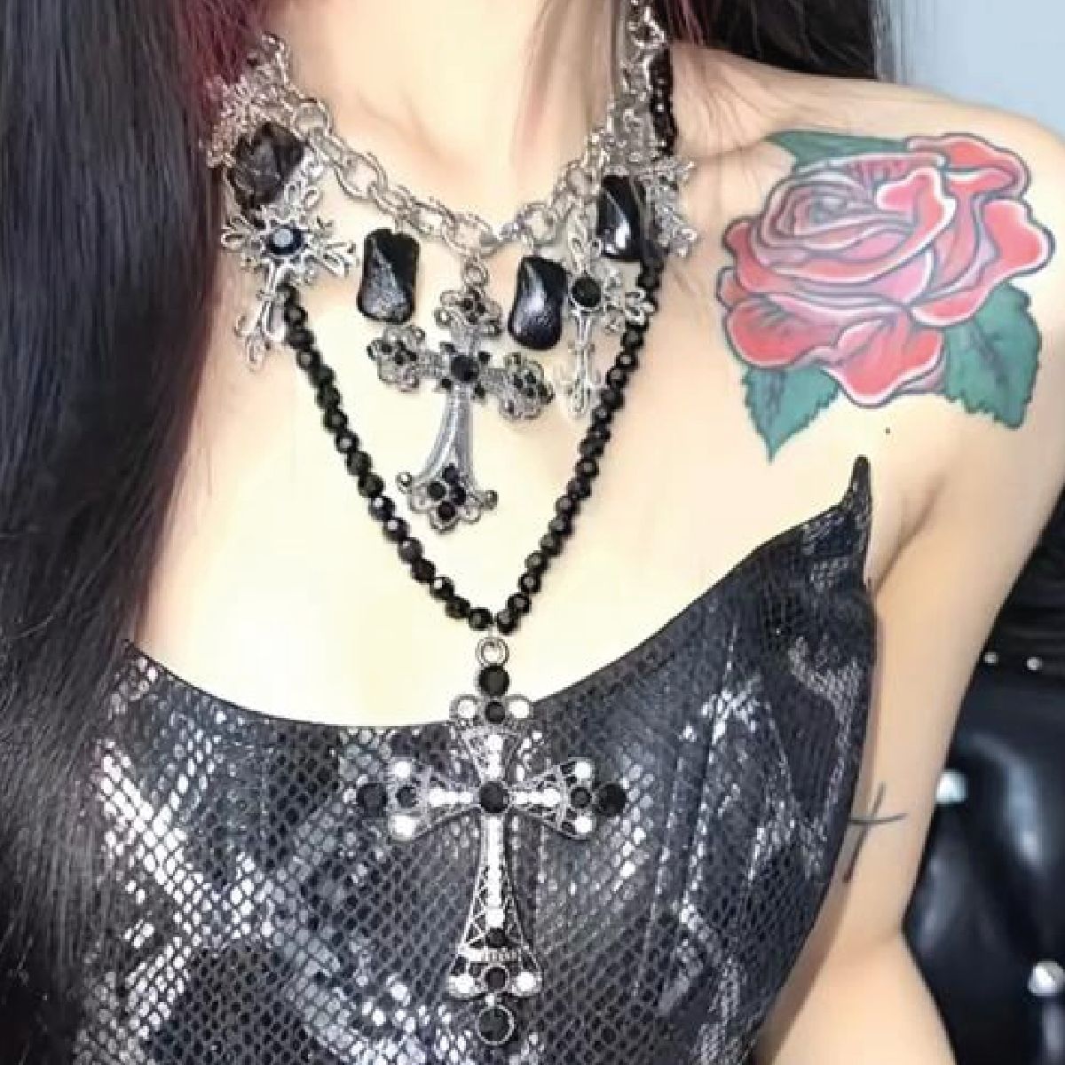 Collar de dos capas con dijes de cruz