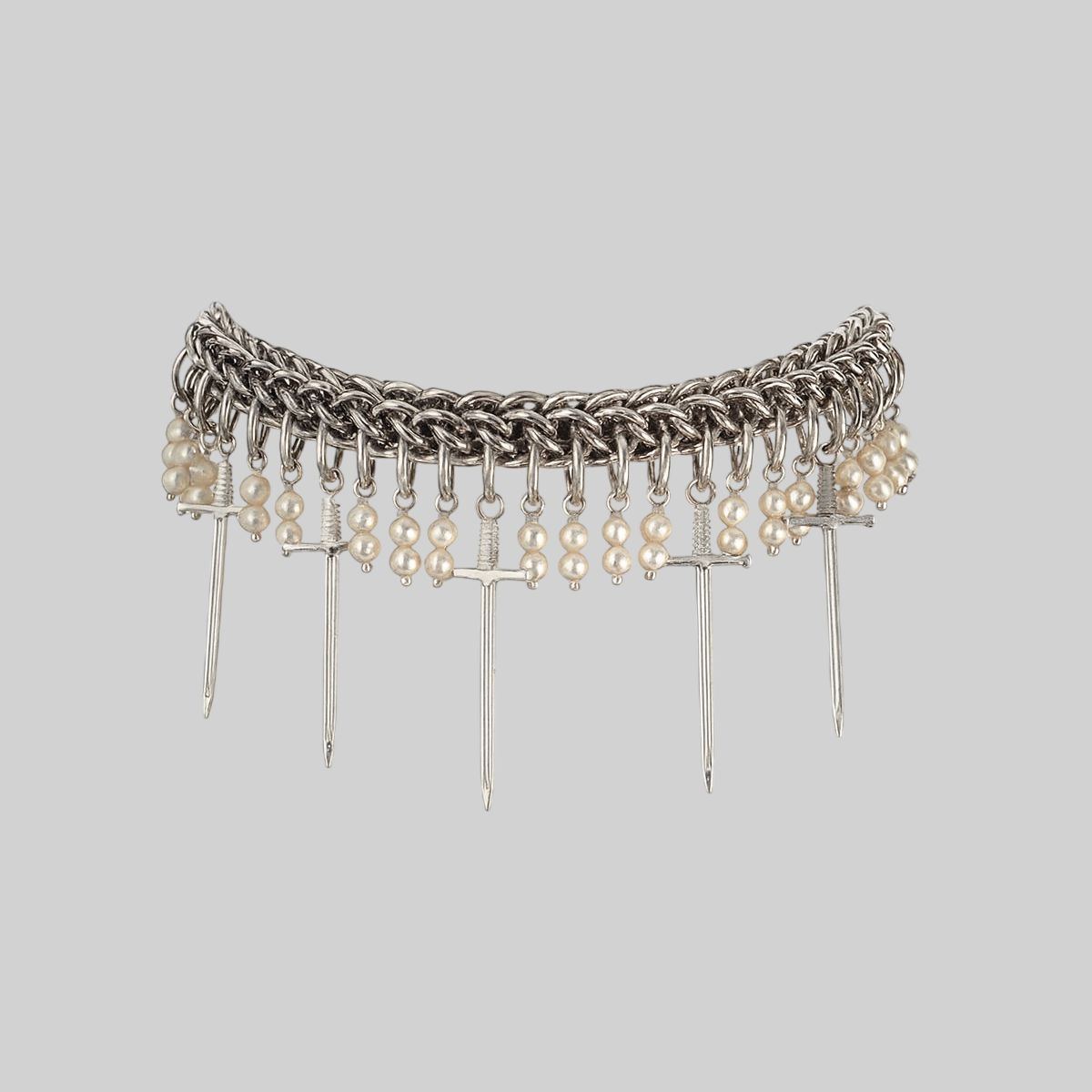 Collar estilo choker con perlas blancas y dije de cuchillo