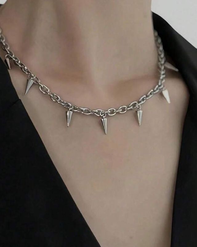 Choker con mini púas en todo el contorno