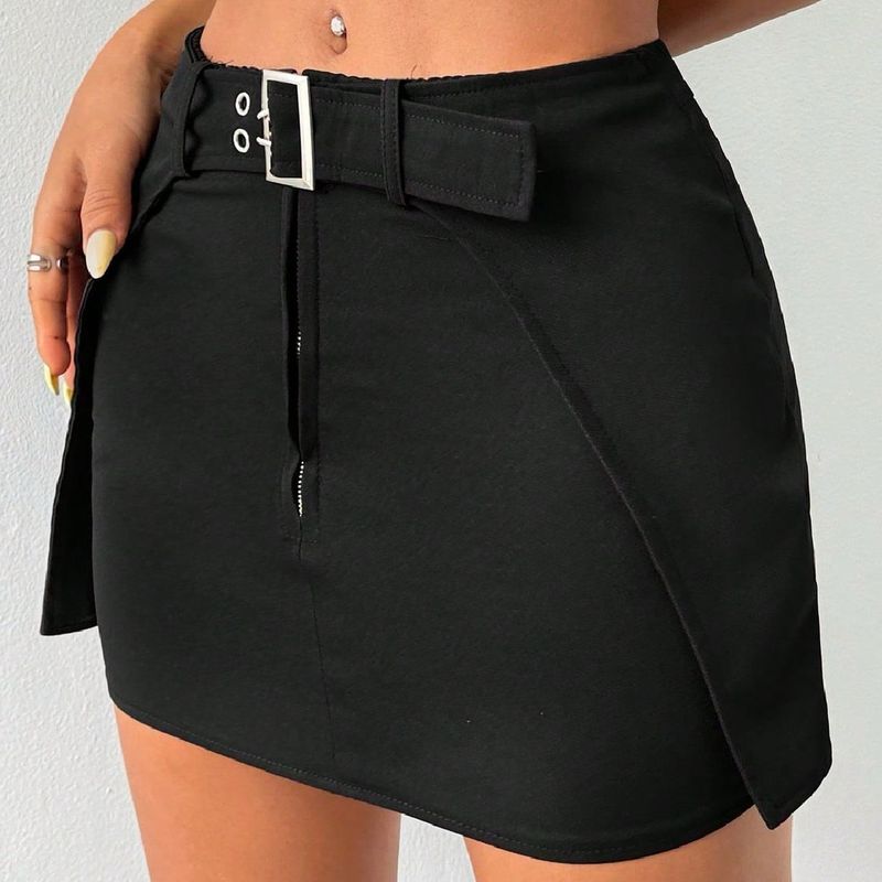 Falda corta estilo punk con cinturón incorporado