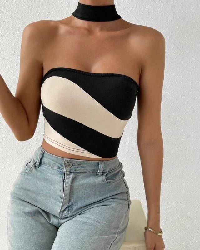 Top cuello corte tubo con líneas asimétricas