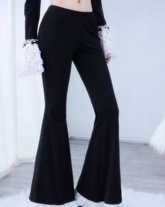 Pantalón estilo campana con diseño inferior