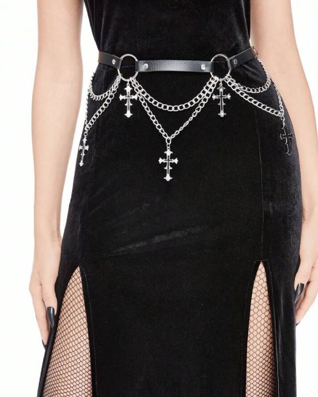 Cinturón con cadenas y cruces en estilo cascada