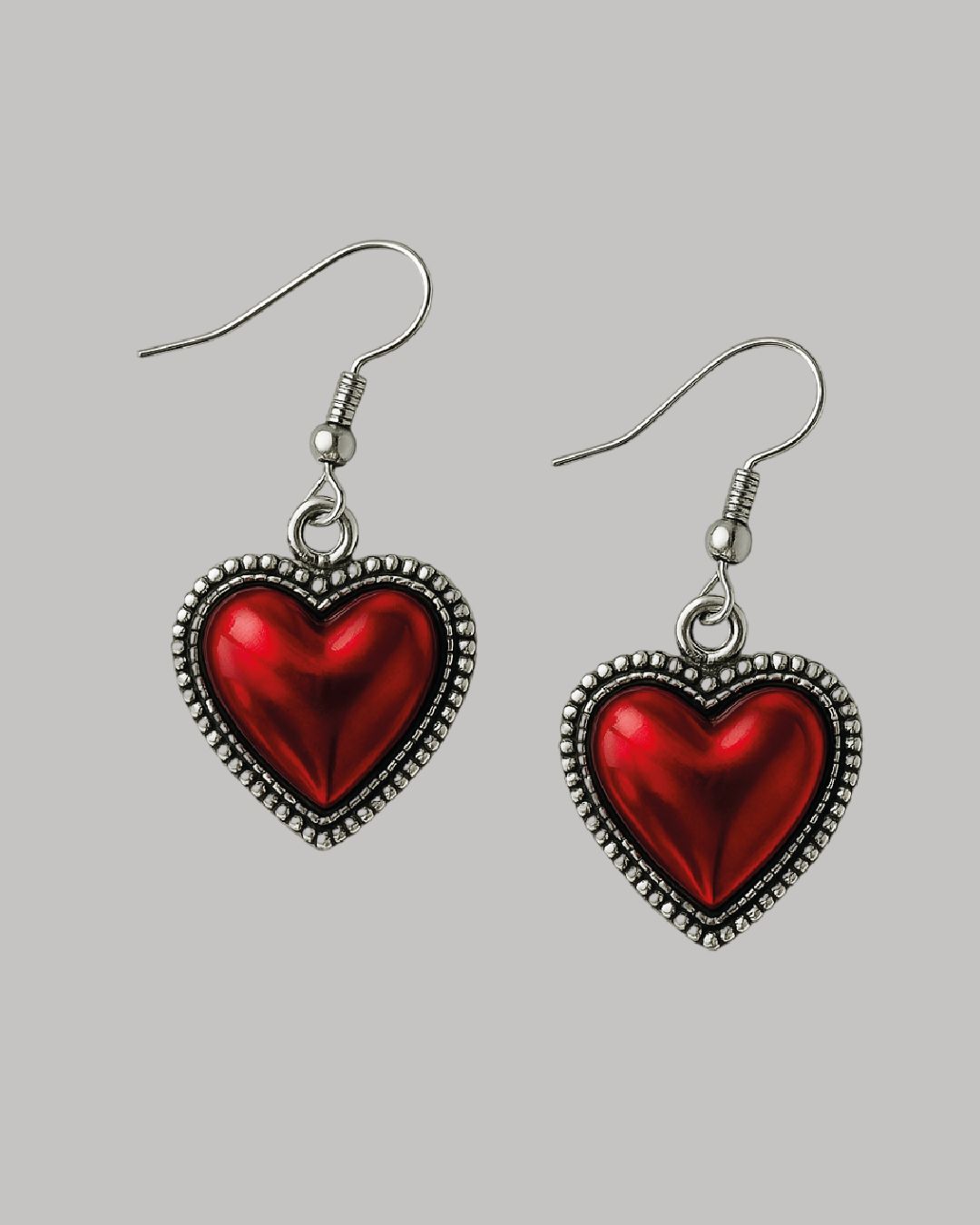 Aretes de corazón rojo con contorno plateado