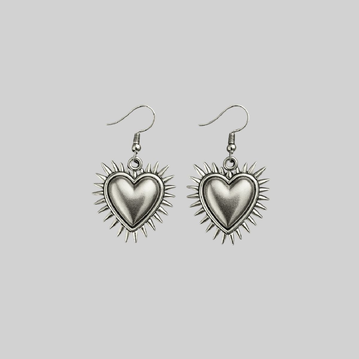 Aretes de corazón con púas